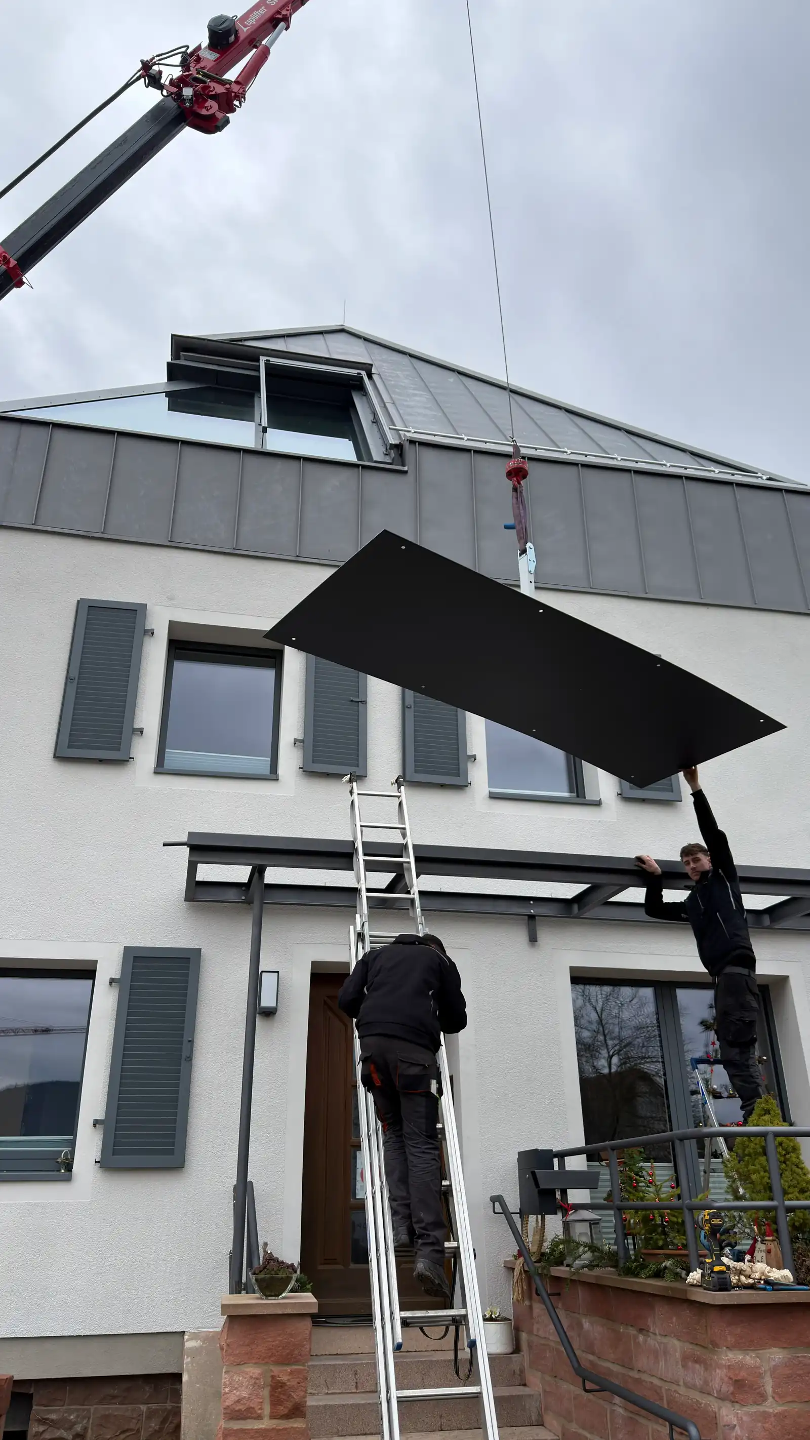 Eingangsüberdachung mit Trespa-Verkleidung in Hainfeld