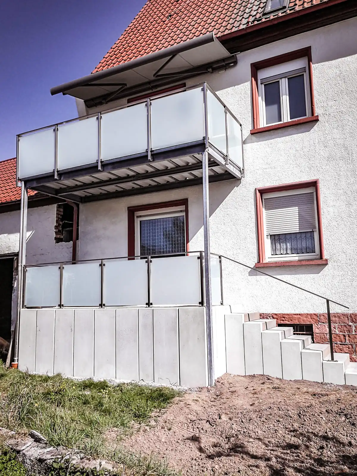 Zweigeschossige Balkonanlage aus Stahl mit Glasfüllung an einem Altbau
