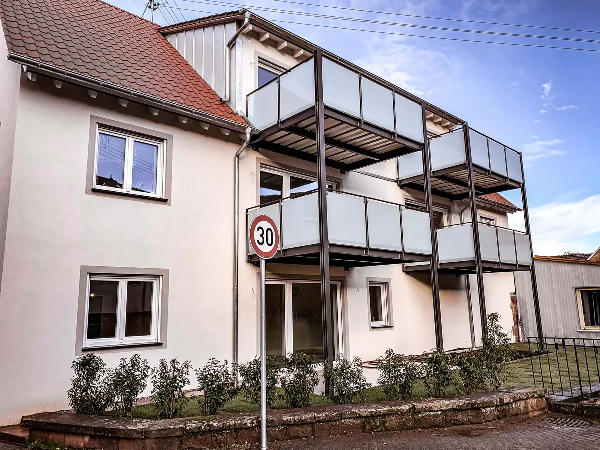 Zweigeschossige Balkonanlage aus Stahl mit Glasfüllung, Frontansicht