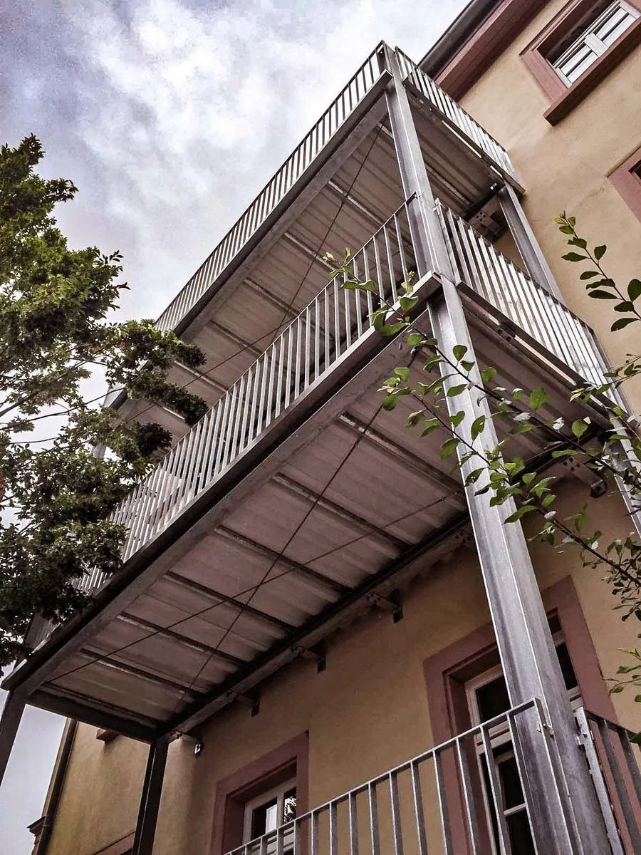 Verzinkte Balkonanlage aus Stahl mit Stabgeländer am Altbau