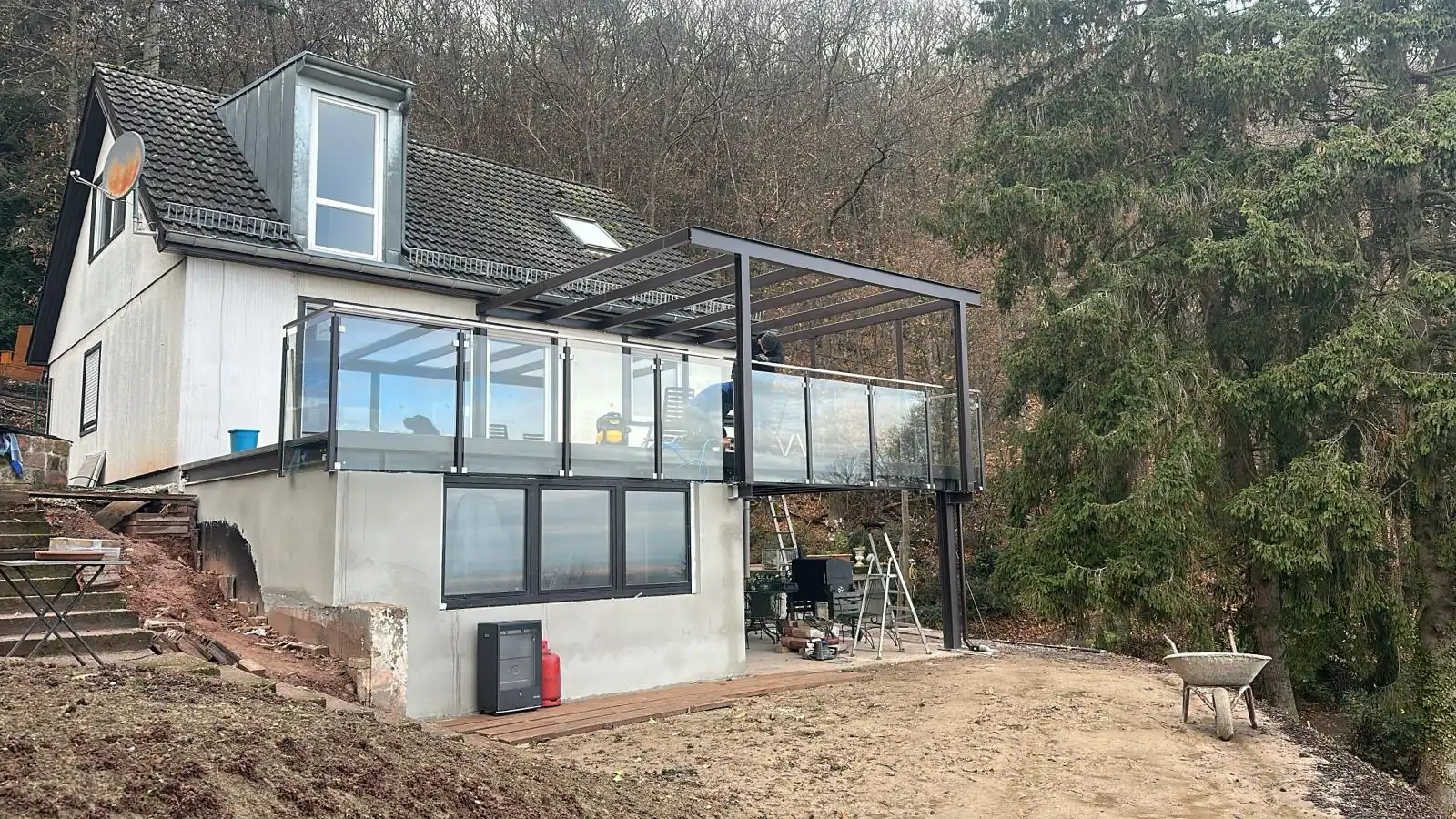 Balkon mit Glasgeländer und Überdachung in Burrweiler