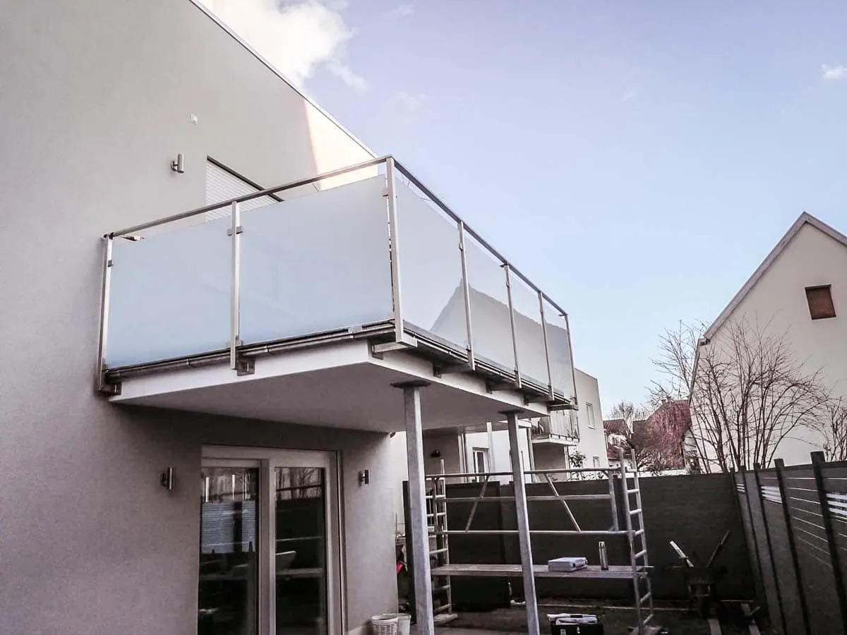 Stahlbalkon mit Edelstahl-Glasgeländer am Neubau