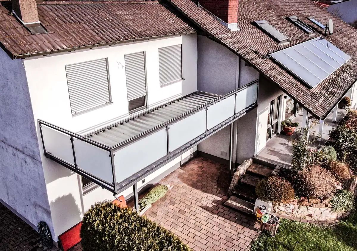 Stahlbalkon mit Milchglas-Füllung, Drohnenaufnahme