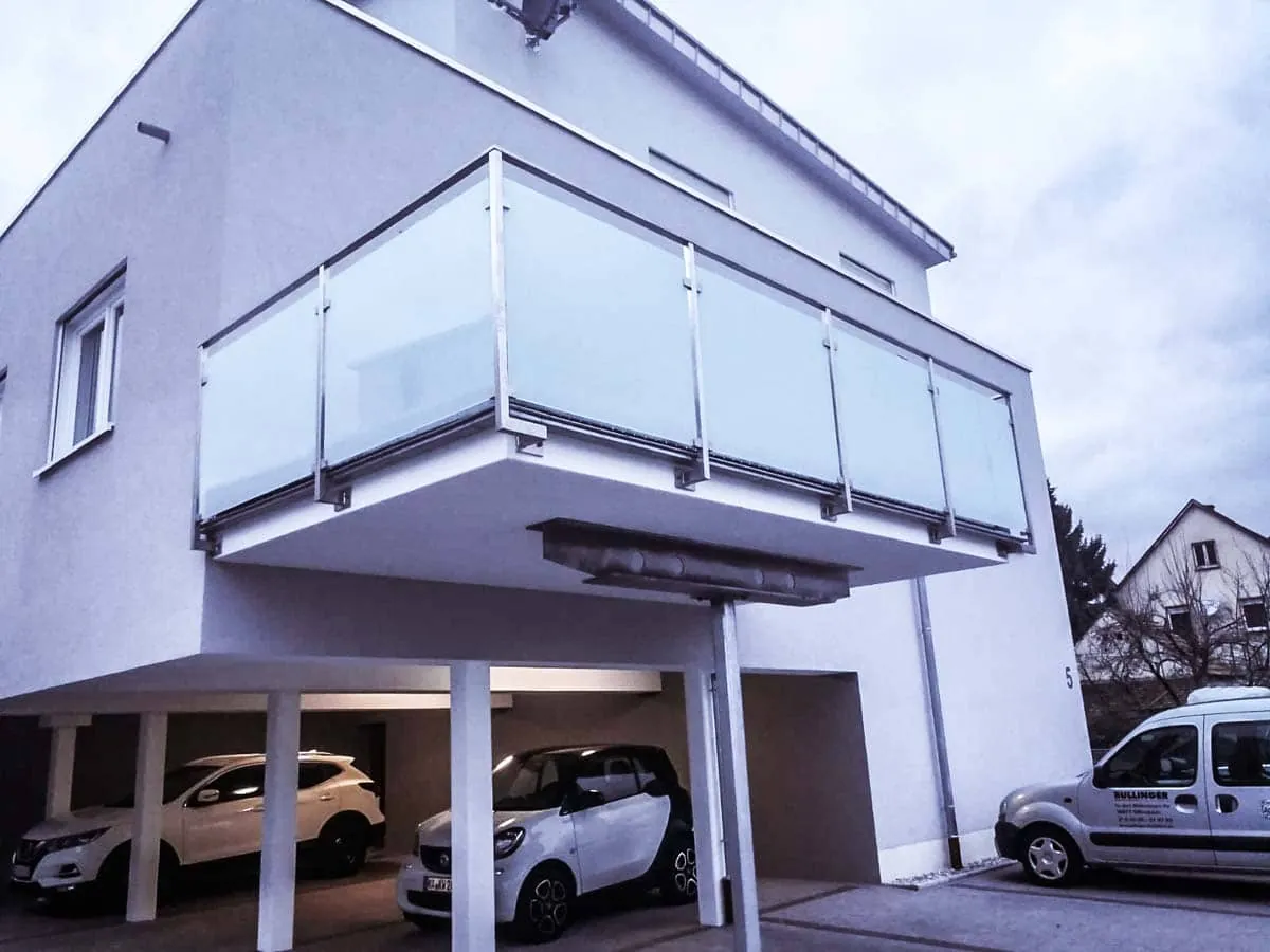 Stahlbalkon mit Glasgeländer als Eckbalkon über Carport