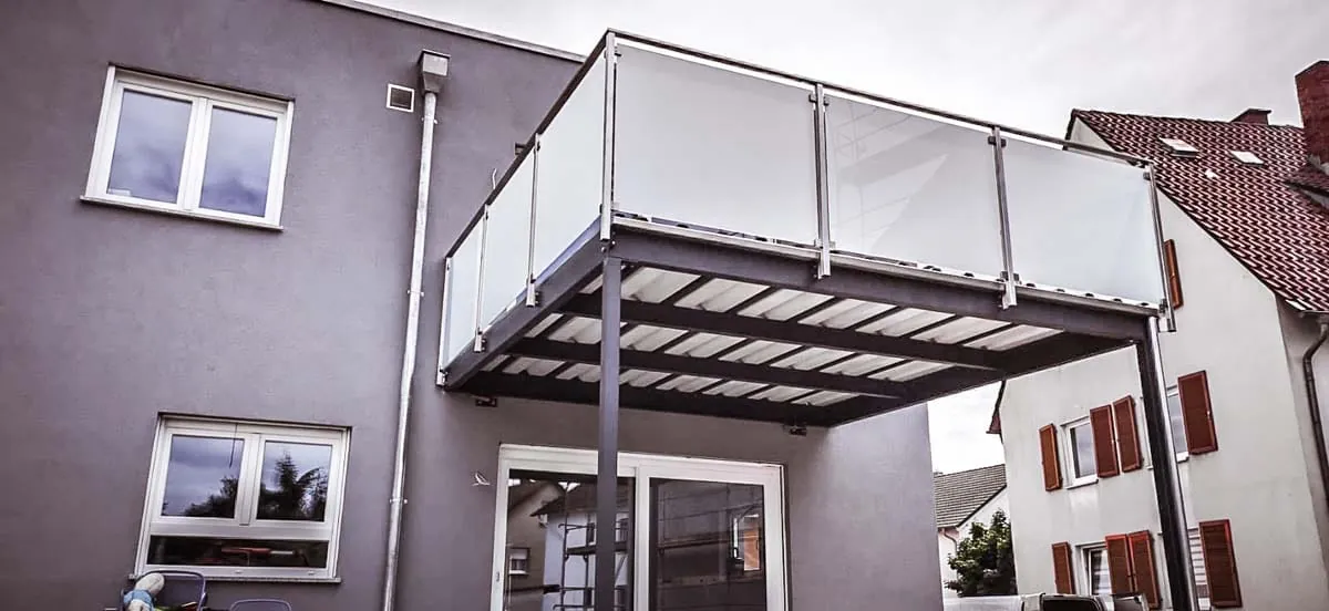 Stahlbalkon mit Glasgeländer und Überdachung in Anthrazit
