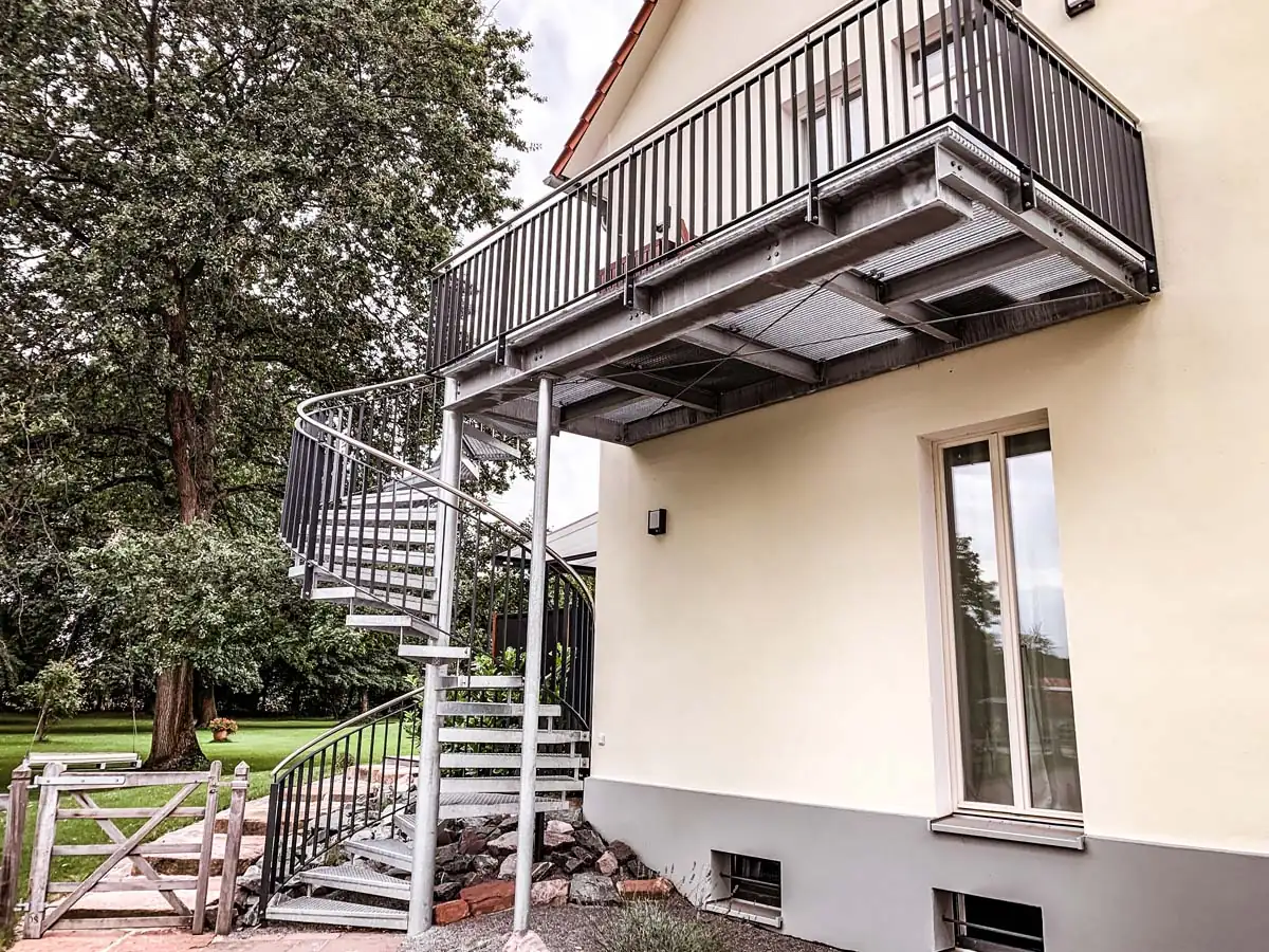 Verzinkter Stahlbalkon mit Wendeltreppe und Stabgeländer