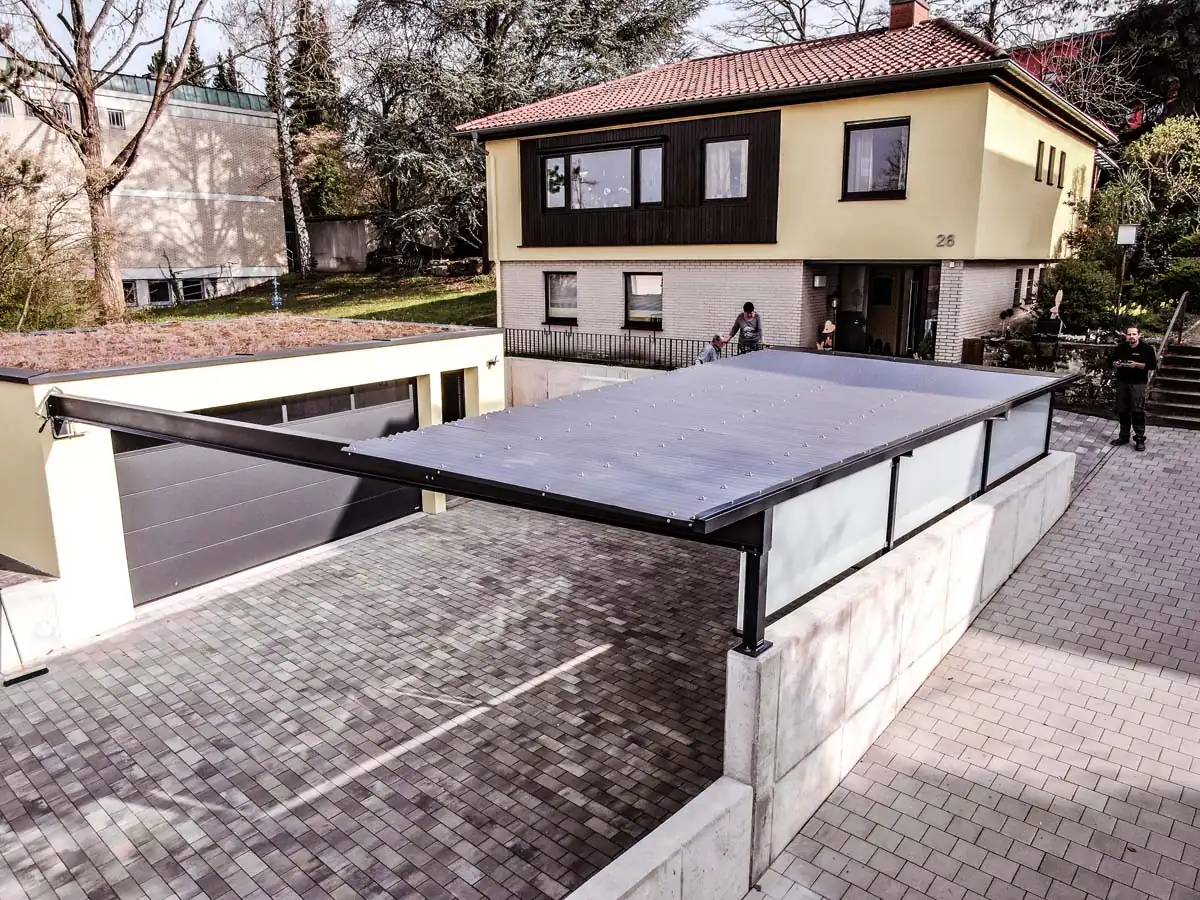 Carport aus Stahl mit Stegplatten und Flachdach