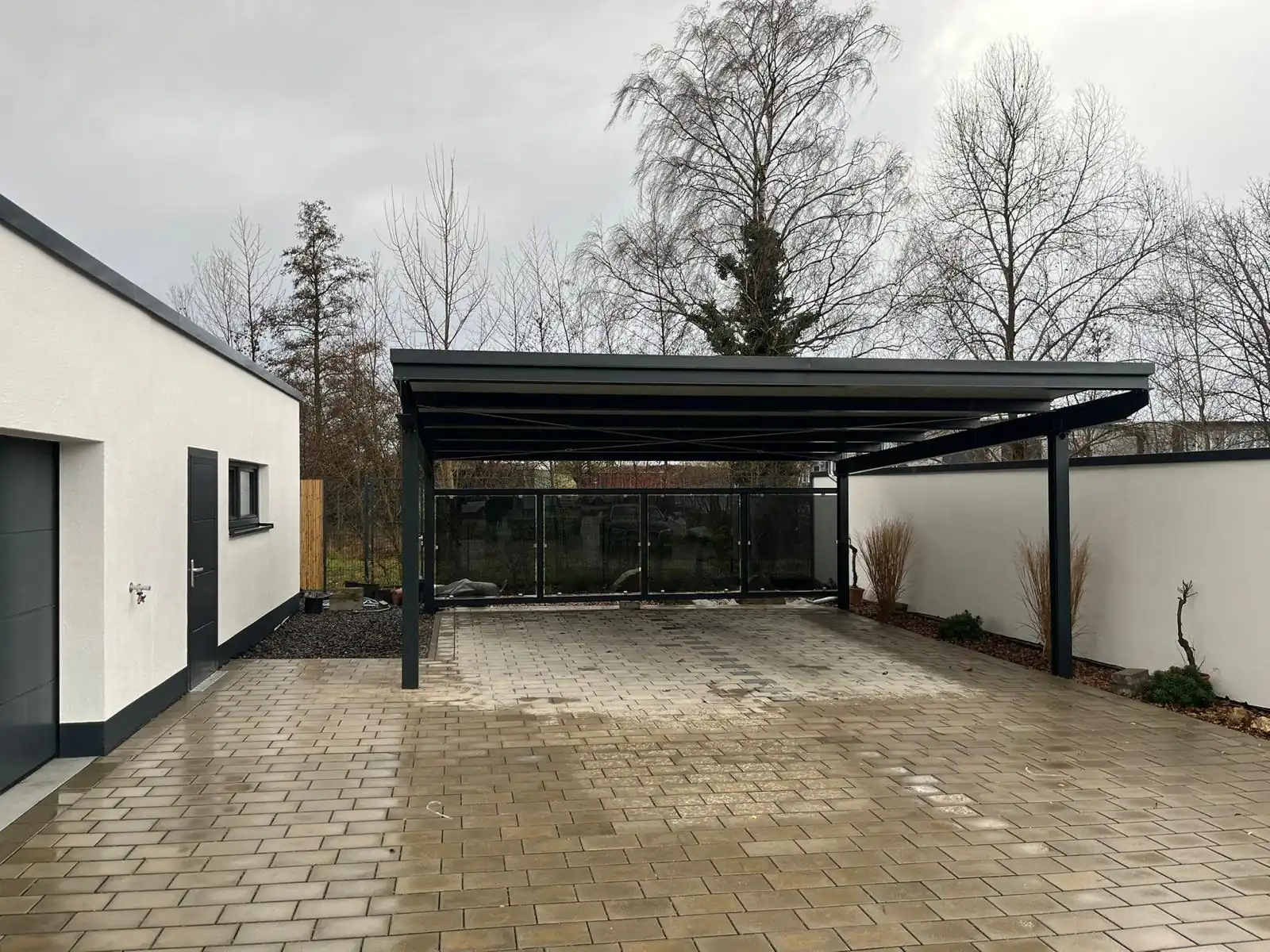 Carport Stahlkonstruktion mit Glasfüllung, Frontansicht
