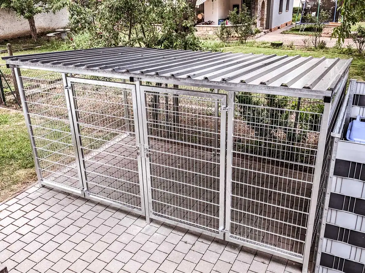 Verzinktes Mülltonnenhaus mit Trapezblech im Garten