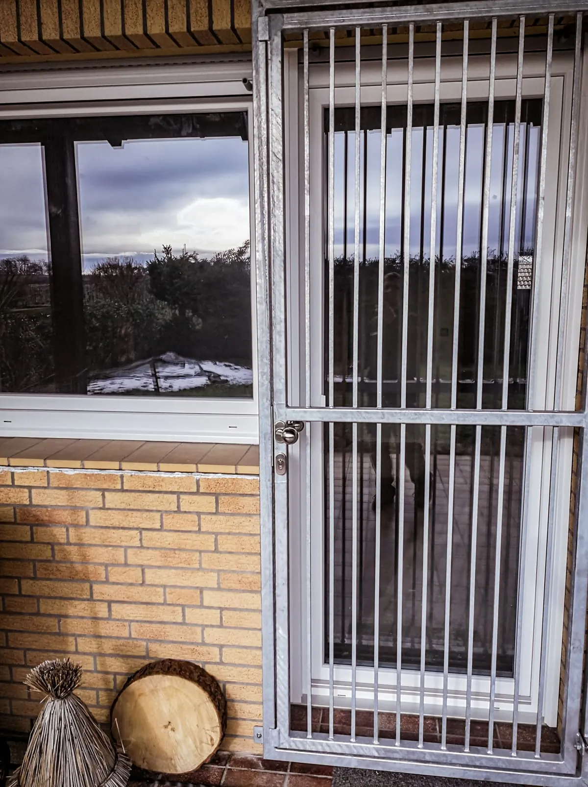 Verzinktes Schutzgitter an der Terrassentür, Detailansicht