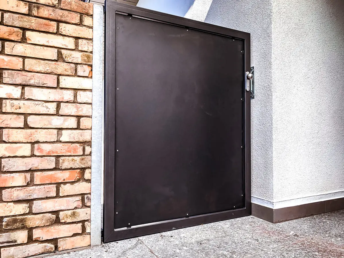 Gartentor aus Stahl blickdicht in Anthrazit an Ziegelmauer