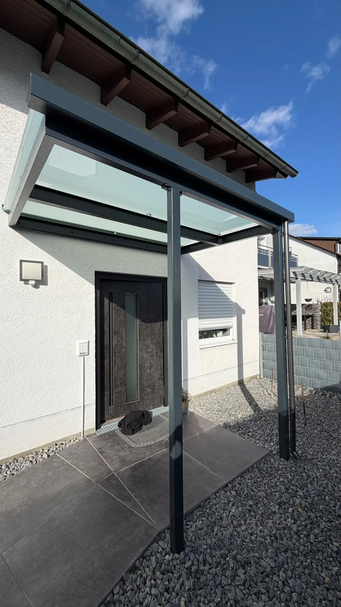 Vordach aus Stahl und Glas am Eingang in Rheinzabern, Seitenansicht