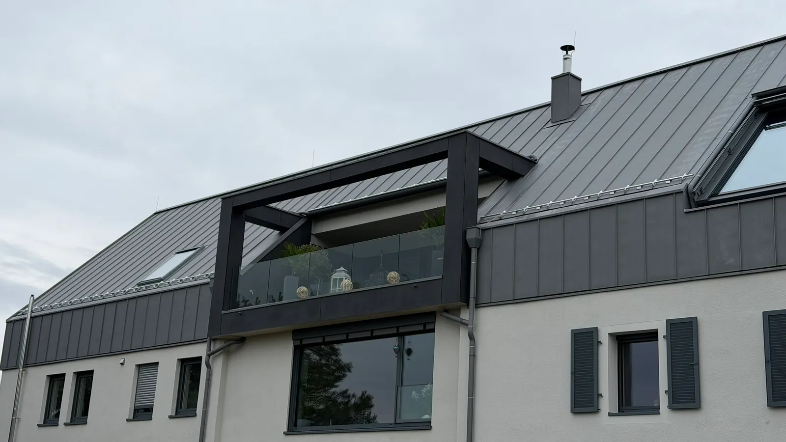 Trespa-Fassadenverkleidung Detailansicht frontal in Hainfeld