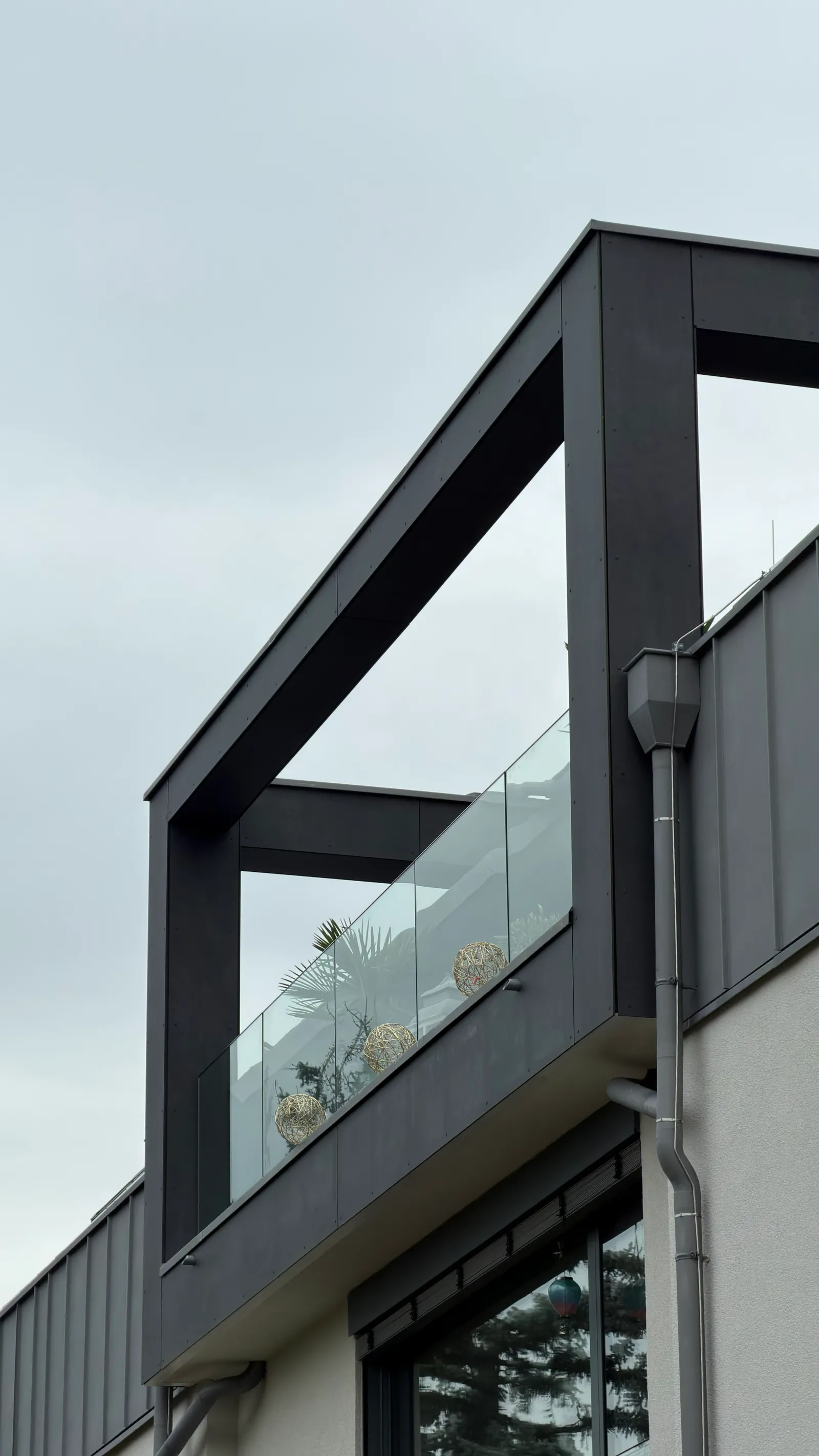 Trespa-Fassadenverkleidung Detailansicht seitlich in Hainfeld