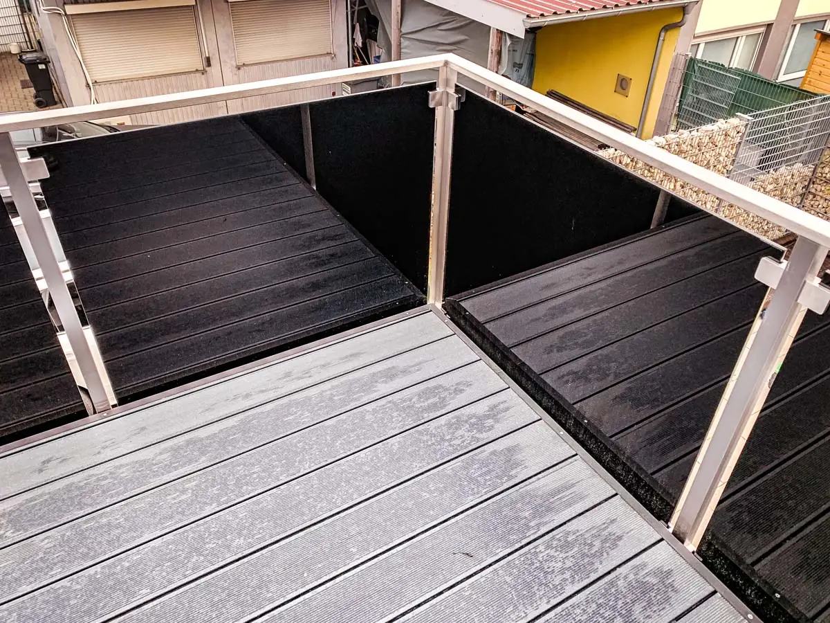 Balkonanbau mit Stahlkonstruktion, Geländer mit Glasfüllung und Außentreppe, weitere Ansicht