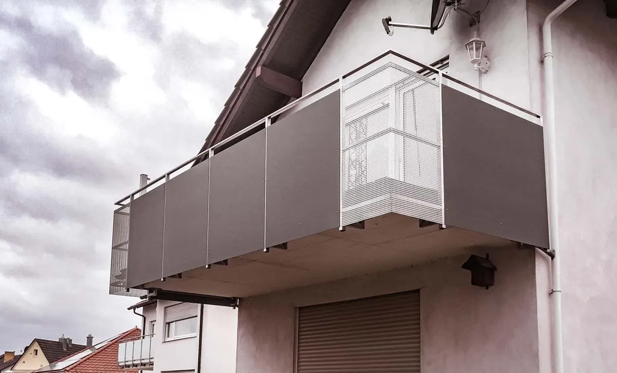 Balkongeländer mit Blech-Lochblech-Kombination am Einfamilienhaus