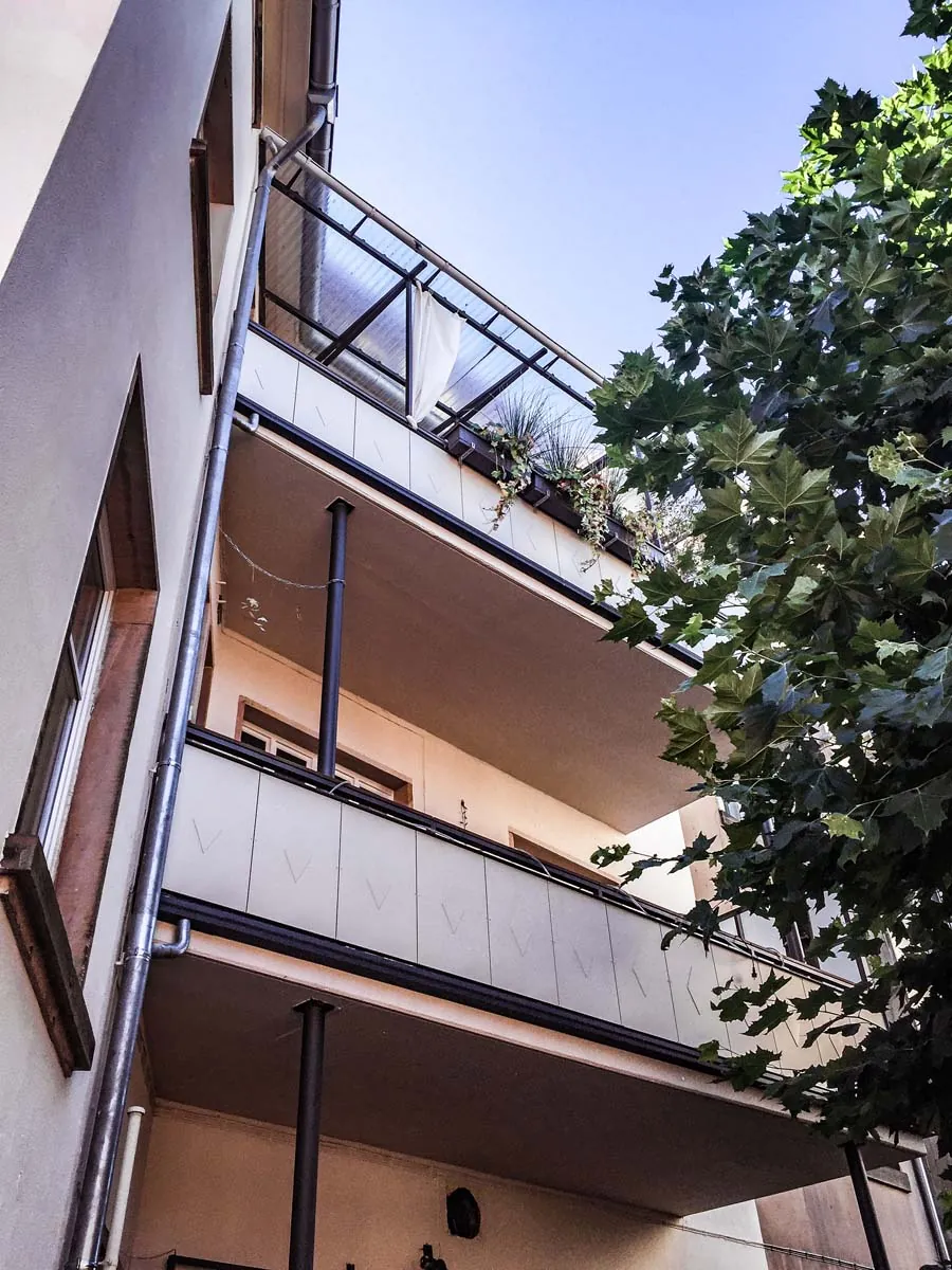 Balkongeländer mit Blechfüllung, mehrgeschossig am Bestandsbau