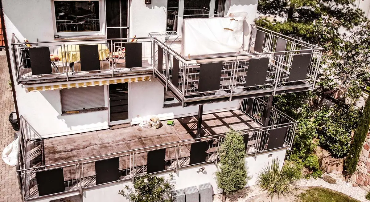 Balkongeländer aus Edelstahl mit Blechfüllung am Mehrfamilienhaus, Drohnenaufnahme