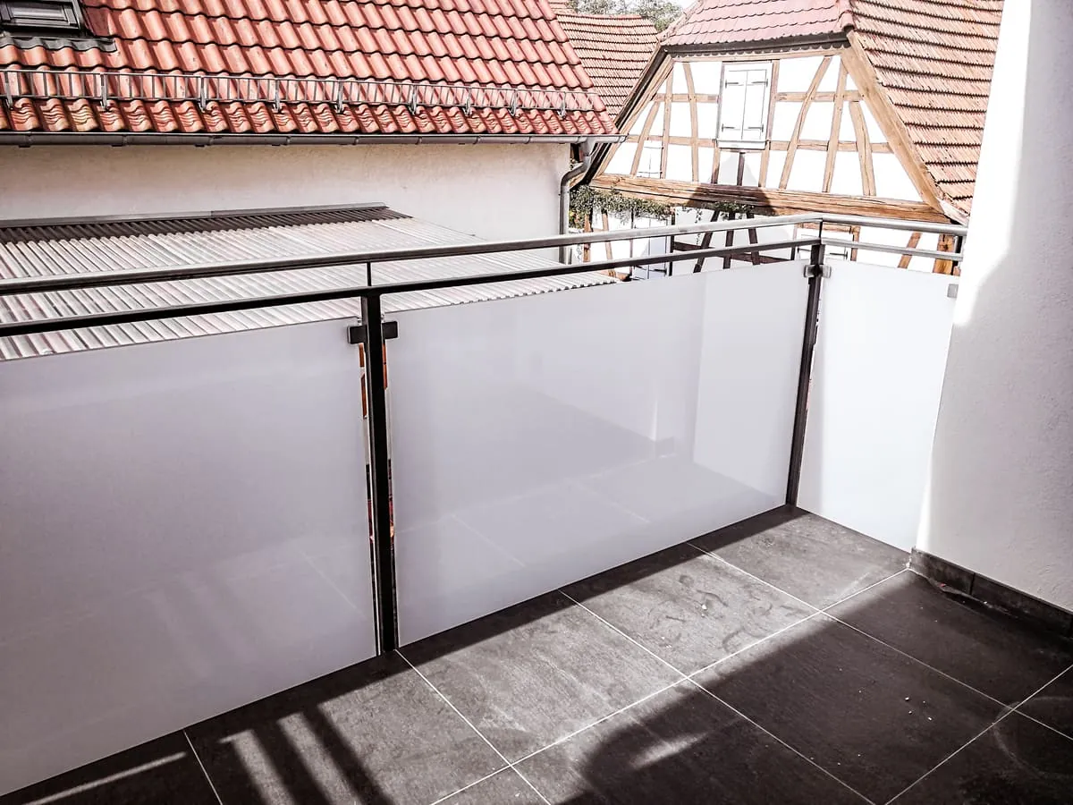 Balkongeländer aus Edelstahl mit Milchglas an Fachwerkhaus in der Altstadt