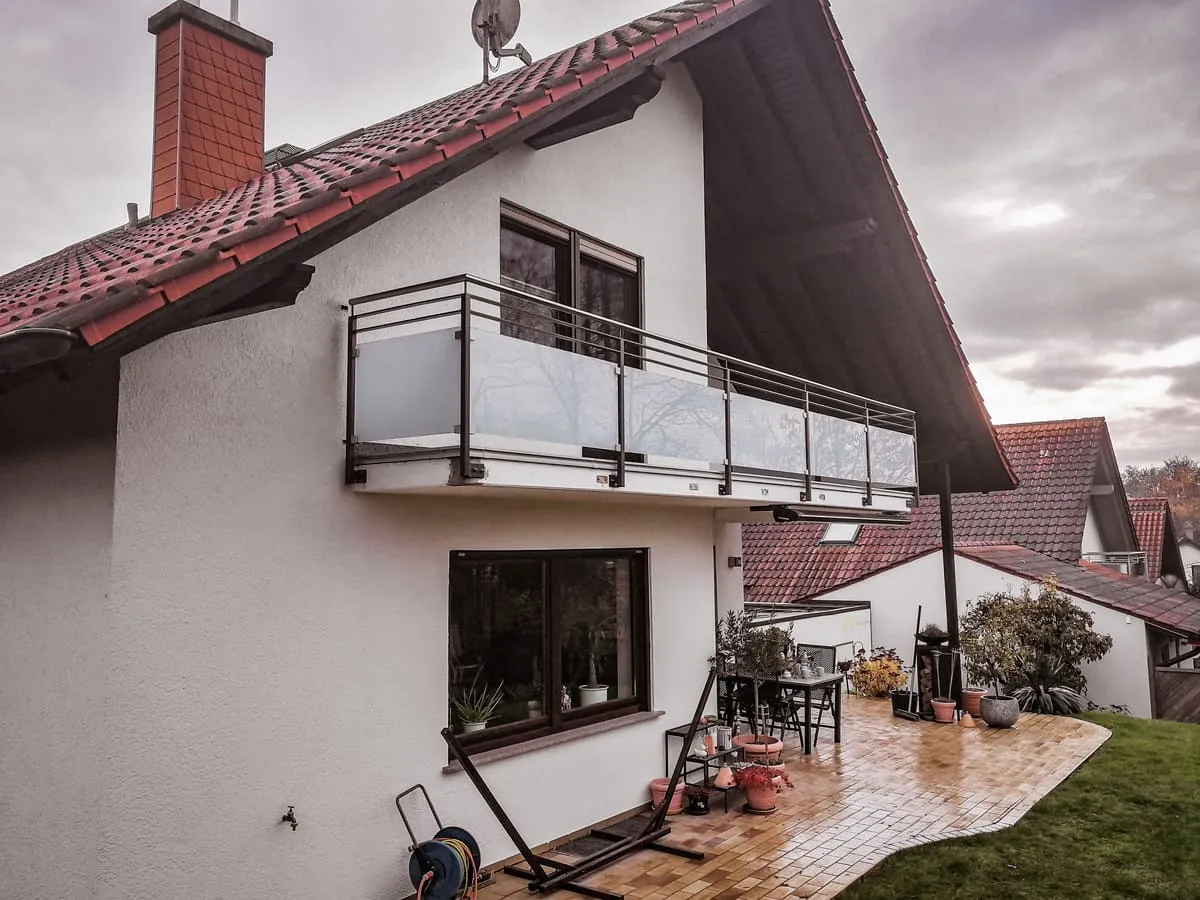 Balkongeländer aus Edelstahl mit Milchglas und Horizontalstäben, Fassadenansicht
