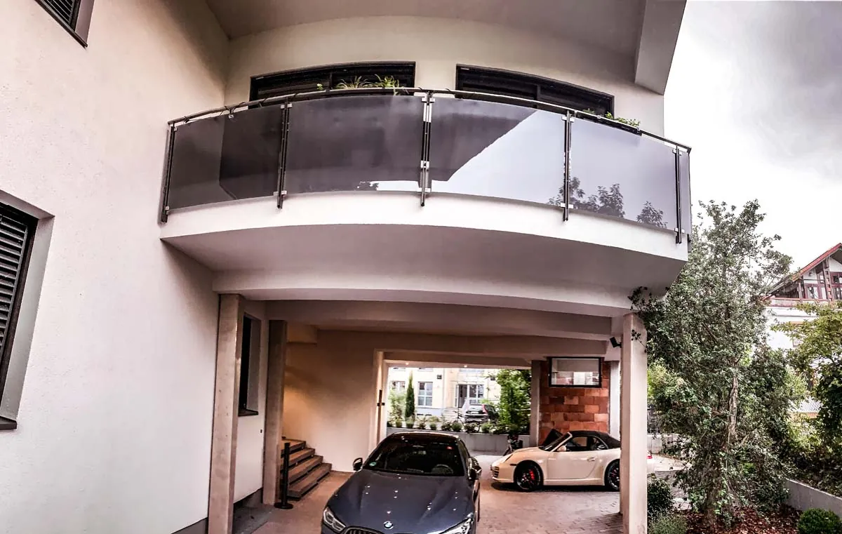 Balkongeländer aus getöntem Glas, rund mit Edelstahlpfosten