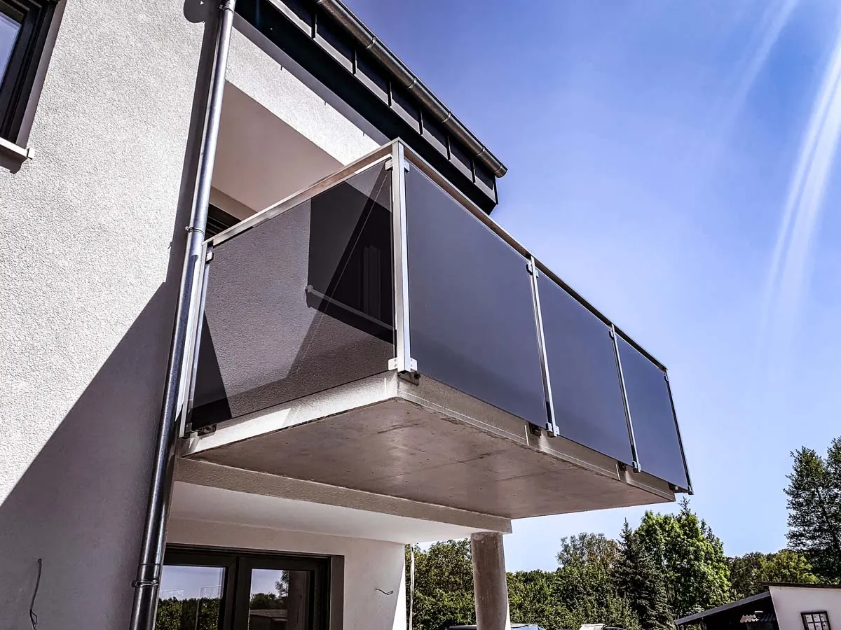 Balkongeländer mit Glasfüllung und Edelstahlrahmen, Unteransicht