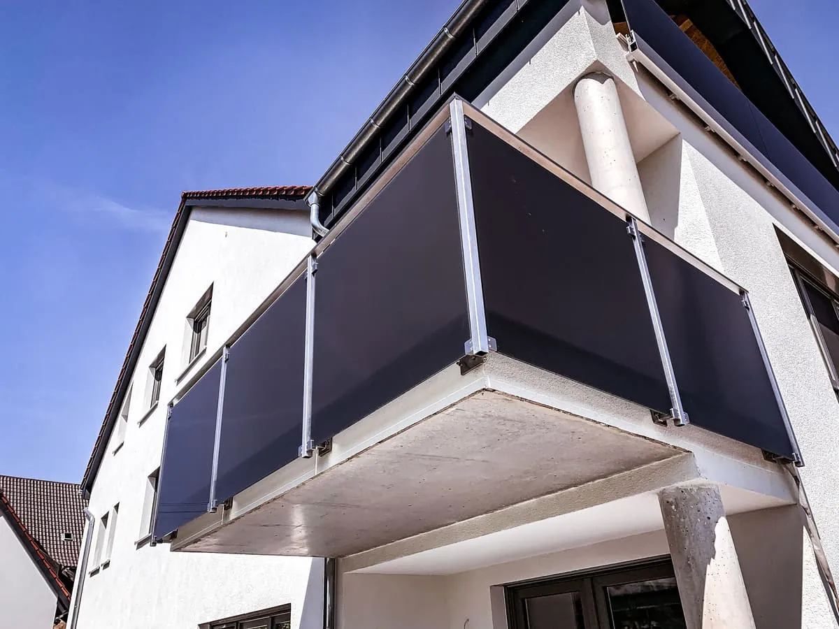 Balkongeländer mit Glasfüllung und Edelstahlrahmen, Unteransicht weitere Ansicht