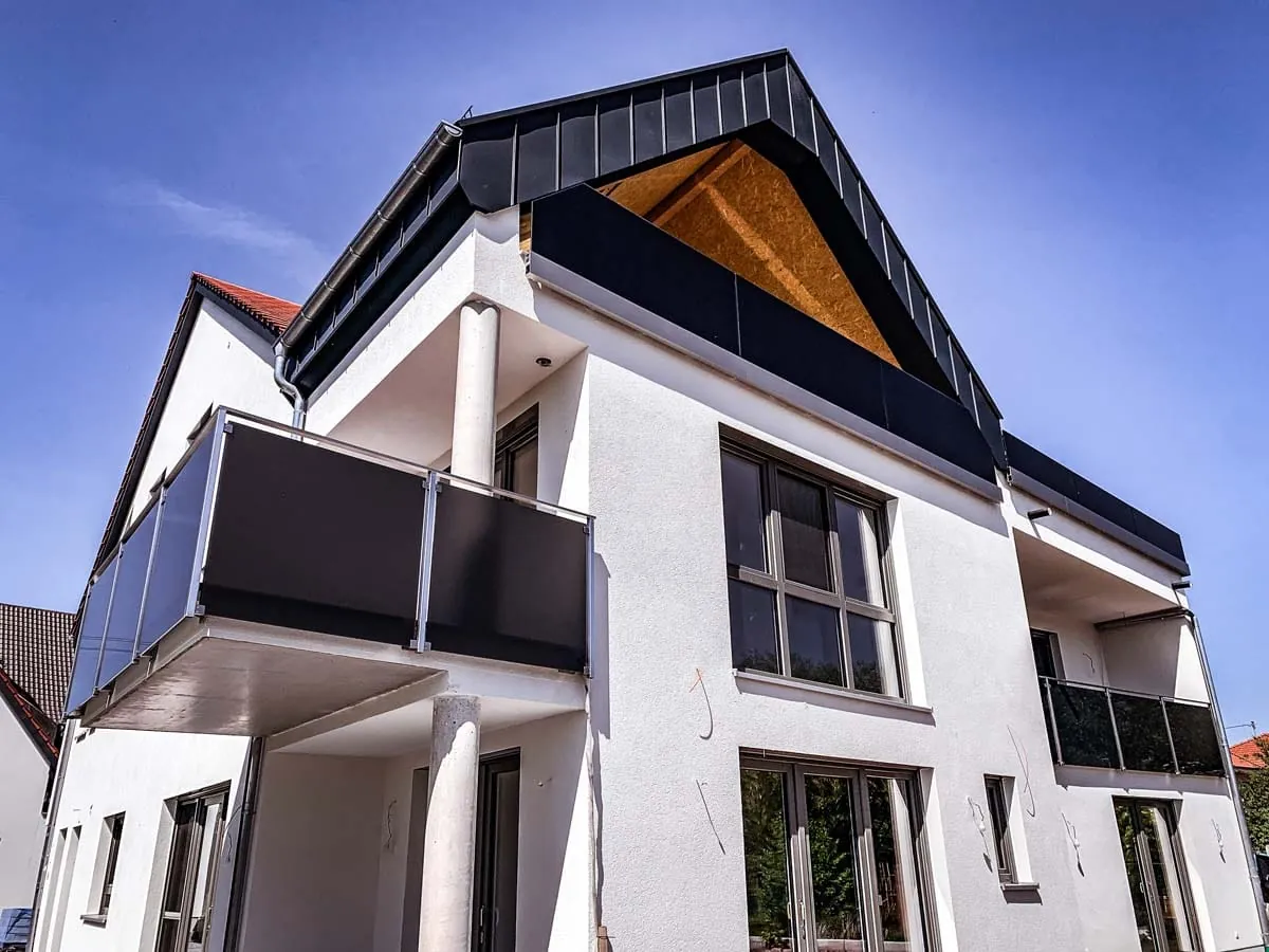 Balkongeländer mit Glasfüllung und Edelstahlrahmen, Fassadenansicht