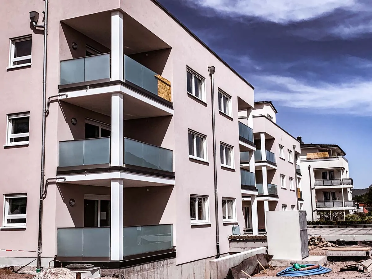 Balkongeländer mit Glasfüllung am Mehrfamilienhaus-Neubau