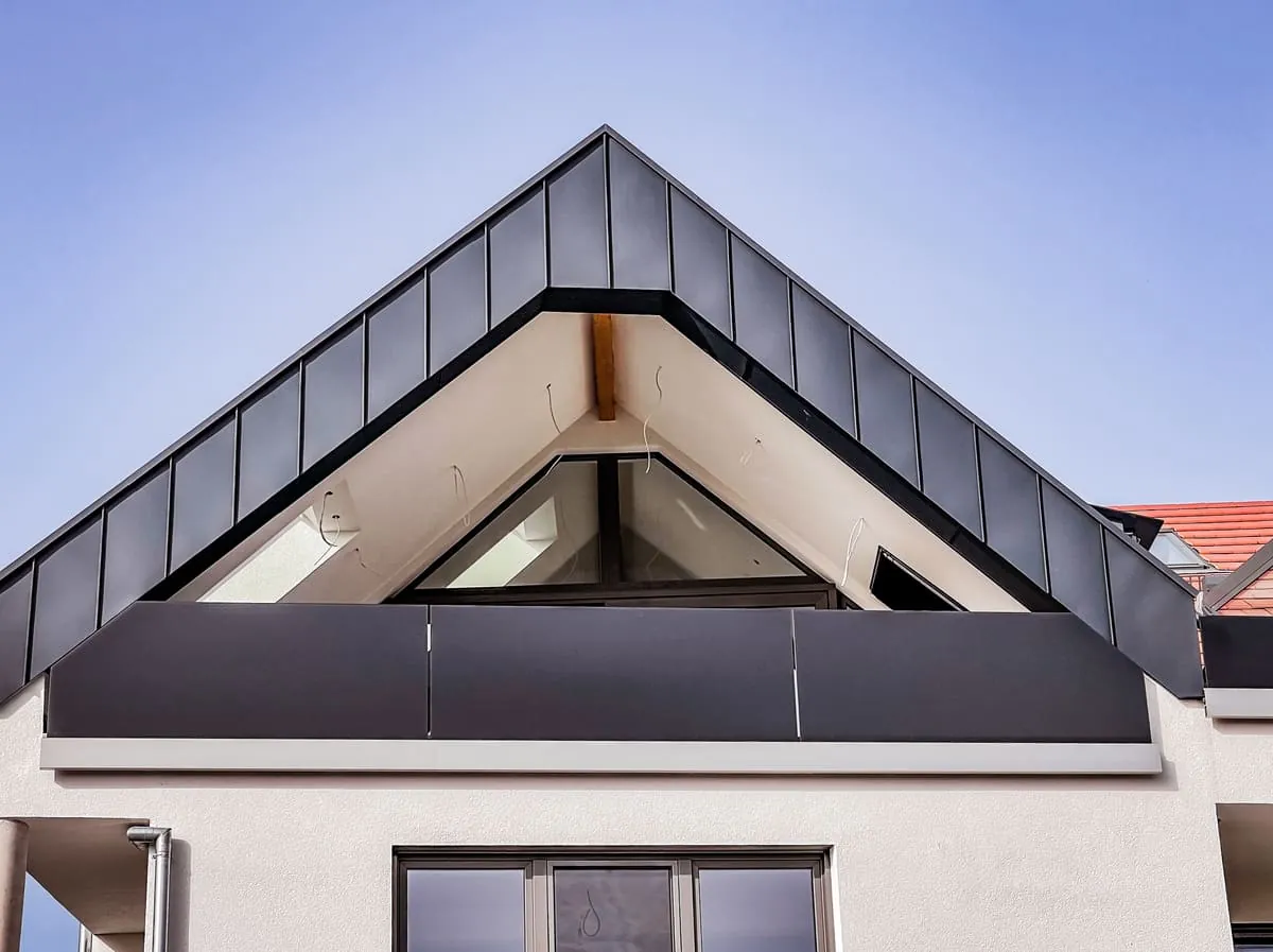 Brüstungsgeländer mit Blechverkleidung an Dachgaube mit Stehfalz