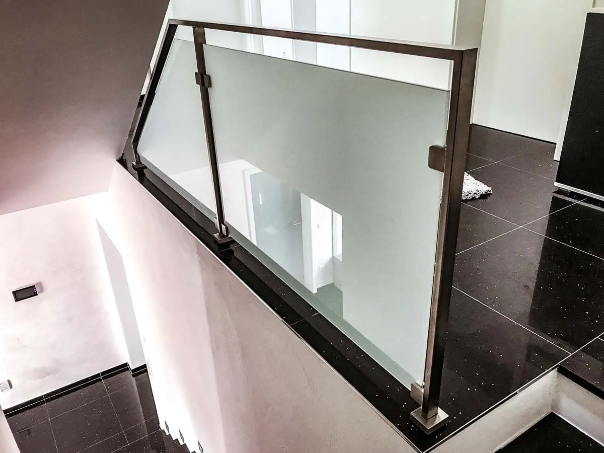 Brüstungsgeländer aus Edelstahl mit Glasfüllung an Galerie innen