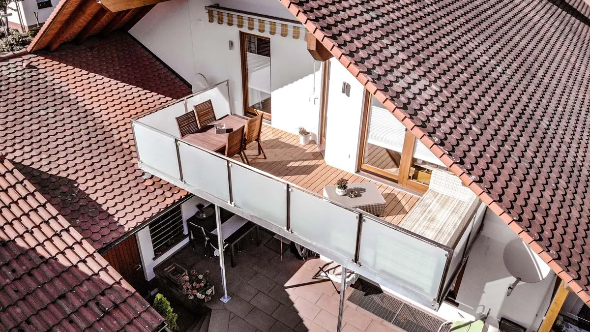 Dachterrasse mit Balkongeländer aus Milchglas und Edelstahl, Drohnenaufnahme