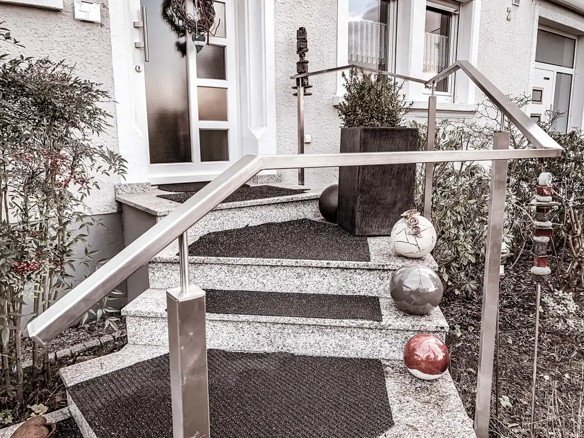 Edelstahl-Handlauf an Eingangstreppe mit Granitstufen