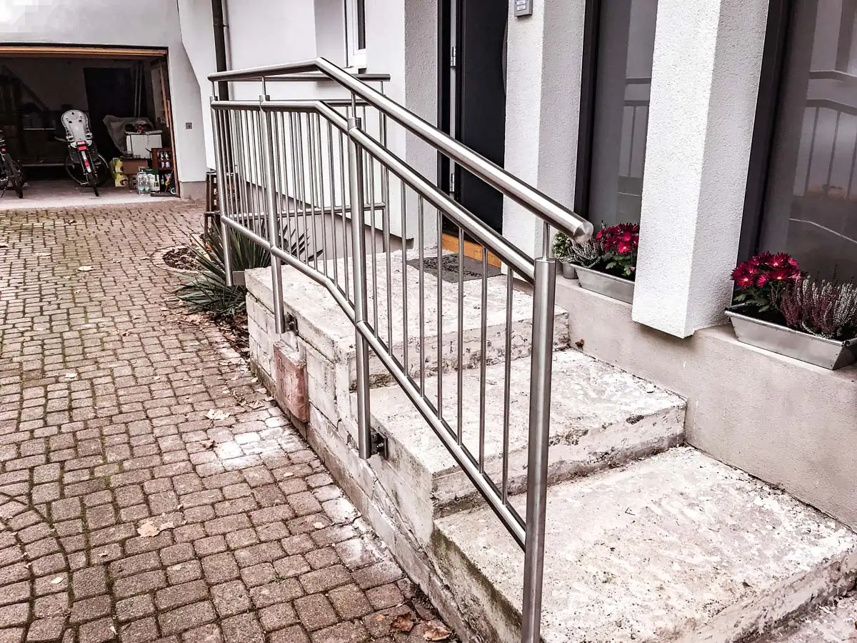 Edelstahlgeländer an Eingangstreppe mit Stabfüllung außen