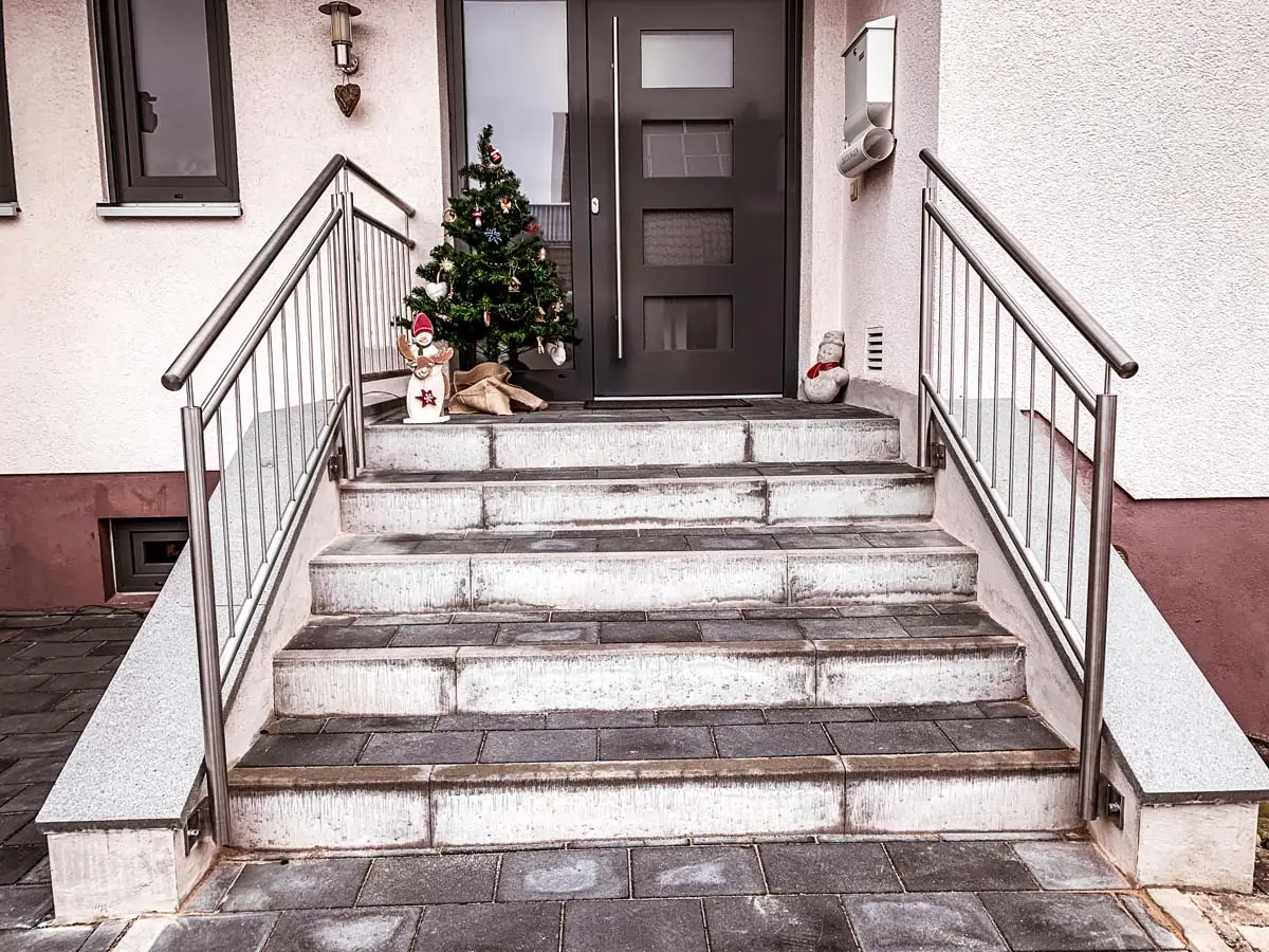 Edelstahlgeländer an Eingangstreppe mit Stabfüllung beidseitig