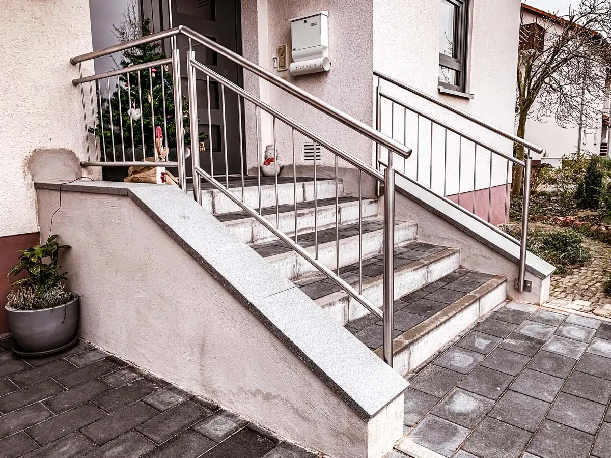 Edelstahlgeländer an Eingangstreppe mit Stabfüllung, Seitenansicht