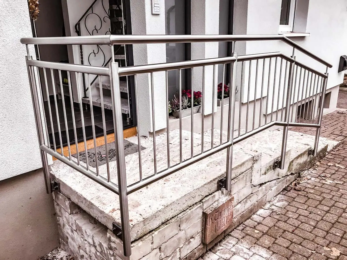 Edelstahlgeländer an Eingangstreppe mit Stabfüllung umlaufend