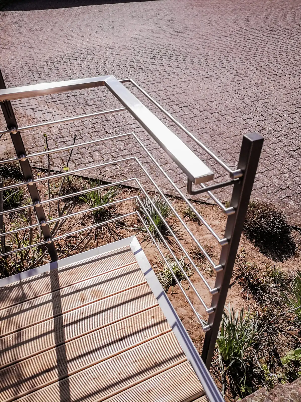 Edelstahlgeländer mit Horizontalstäben an Terrasse mit Holzbelag, Detail