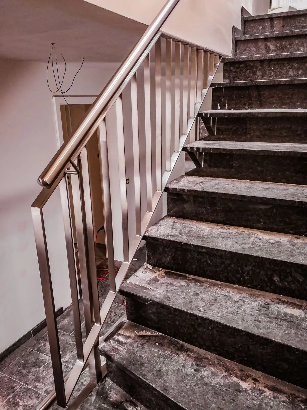 Edelstahlgeländer mit Stabfüllung im Treppenhaus