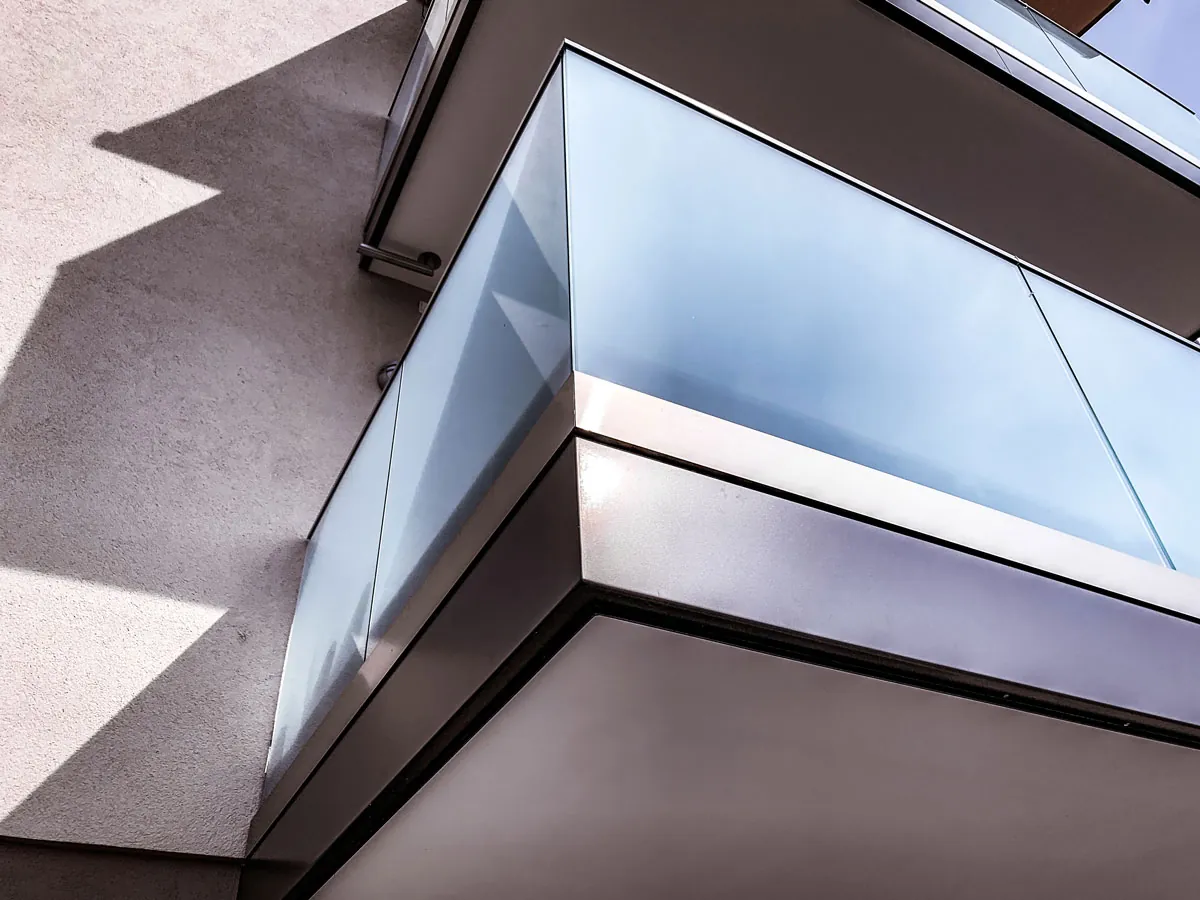 Rahmenloses Glasgeländer am Balkon, Detailansicht