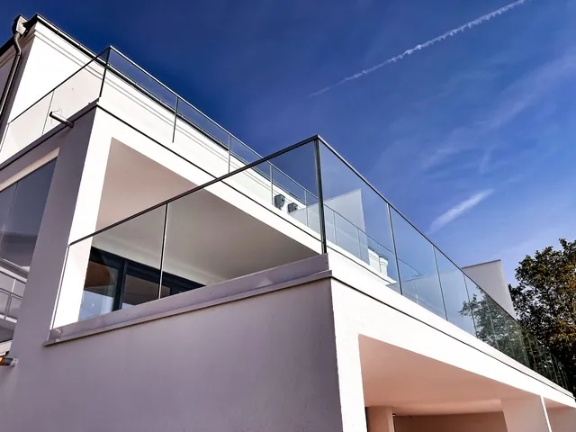 Rahmenloses Glasgeländer am Balkon mit Edelstahlhandlauf, modern
