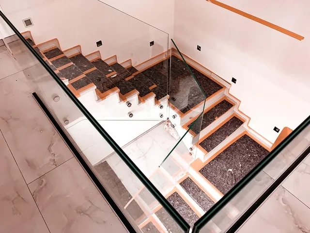 Rahmenloses Glasgeländer an Galerie mit Betonstufen, Draufsicht