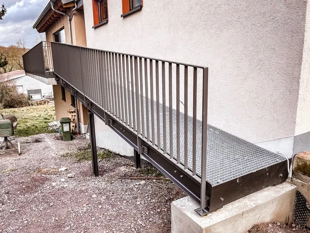 Laufsteg mit Stahlgeländer und Stabfüllung auf Gitterrost