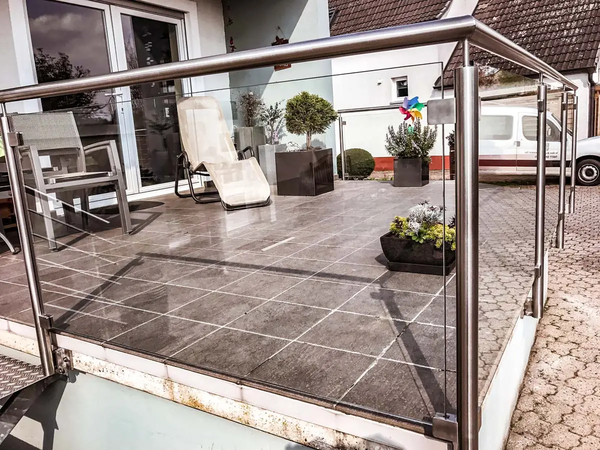 Terrassengeländer aus Edelstahl mit Klarglas am Einfamilienhaus