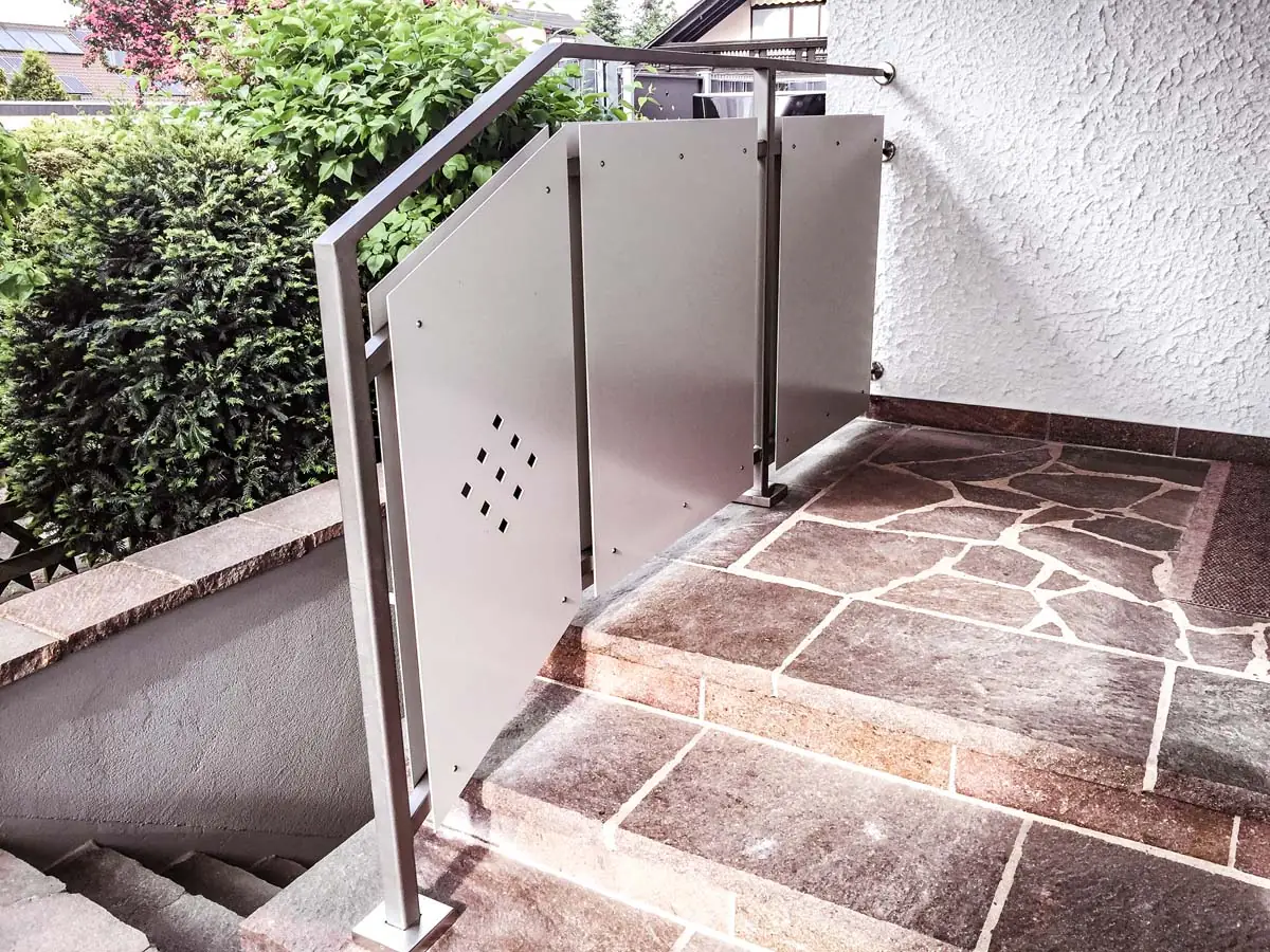 Treppengeländer aus Edelstahl mit Blechfüllung im Rautenmuster