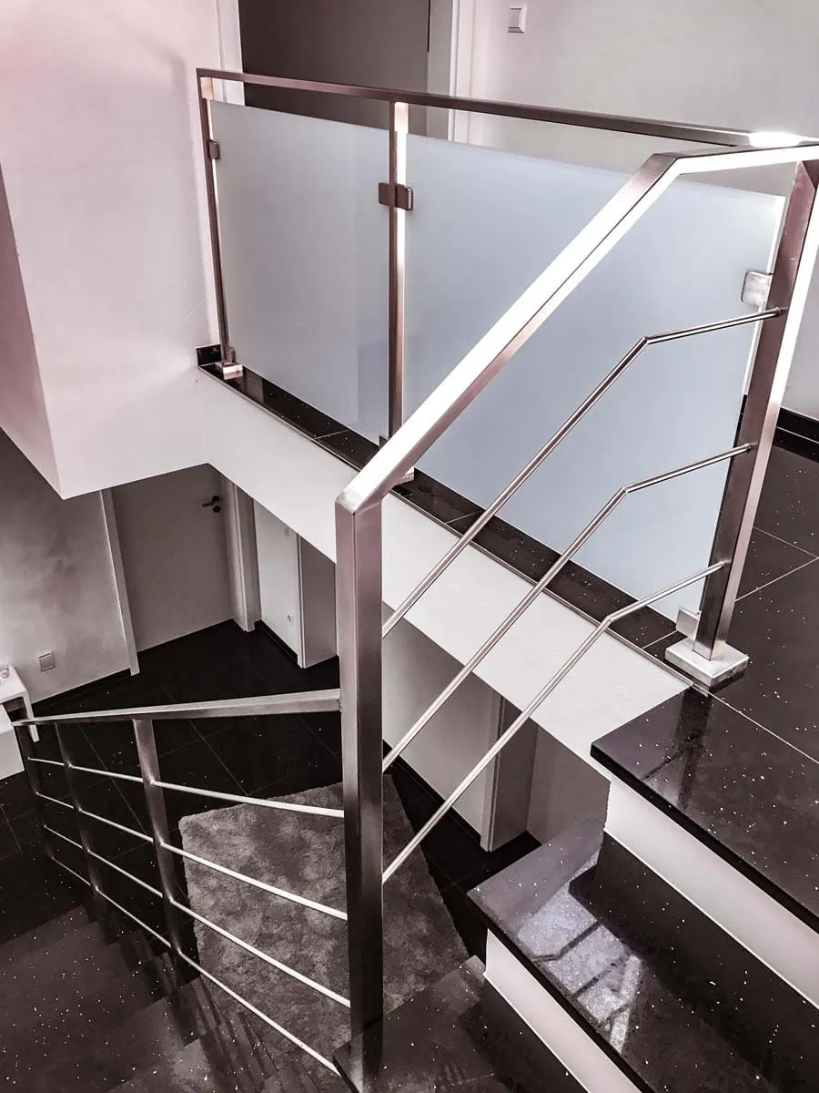 Treppengeländer aus Edelstahl mit Glasfüllung und Horizontalstäben innen