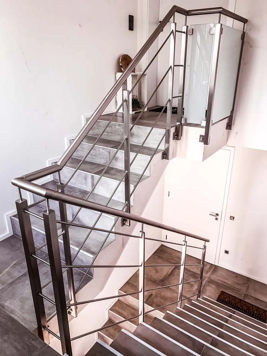 Treppengeländer aus Edelstahl mit Horizontalstäben und Glasfüllung, Gesamtansicht