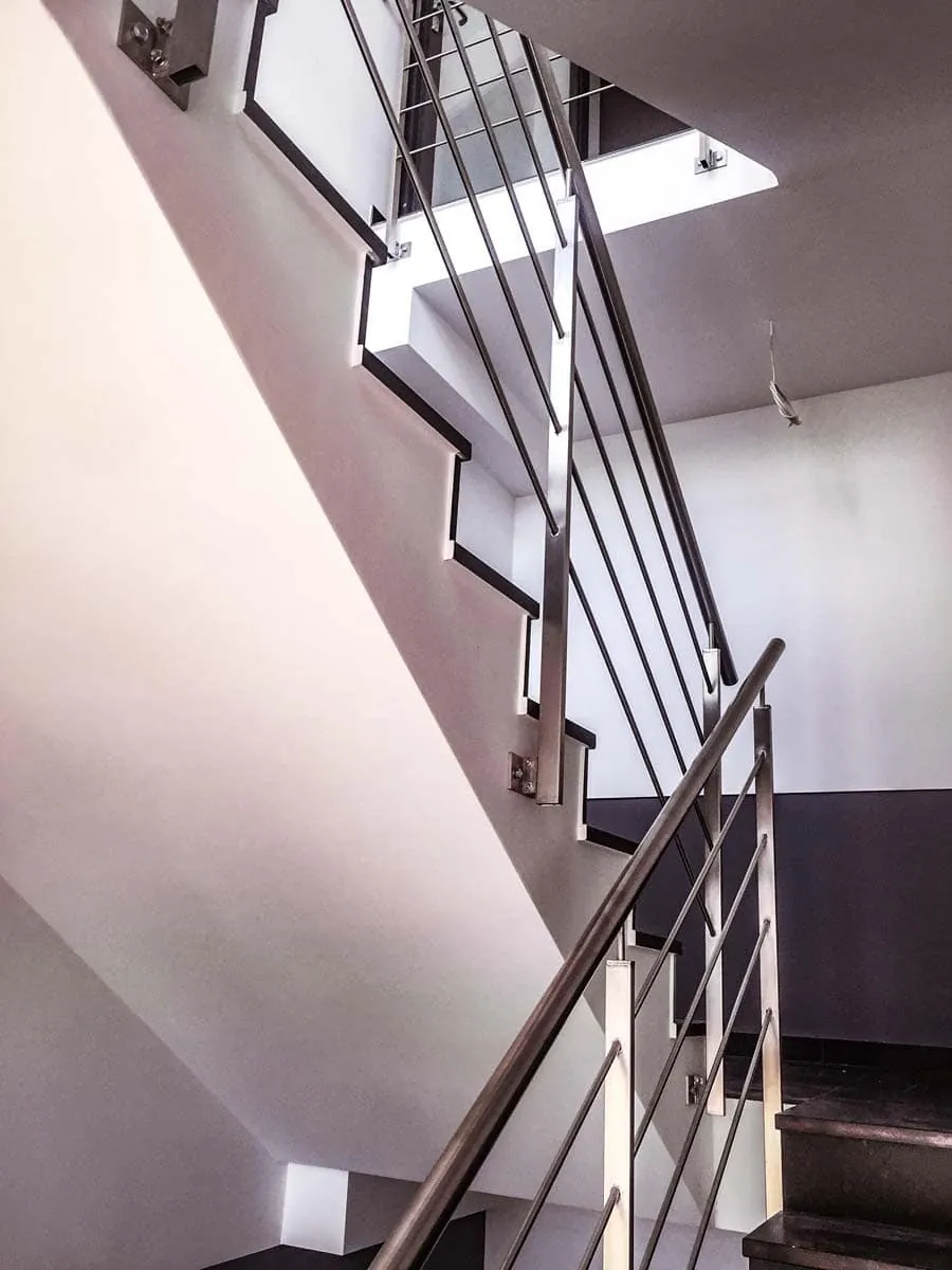 Modernes Treppengeländer aus Edelstahl mit Horizontalstäben im Treppenhaus, weitere Ansicht