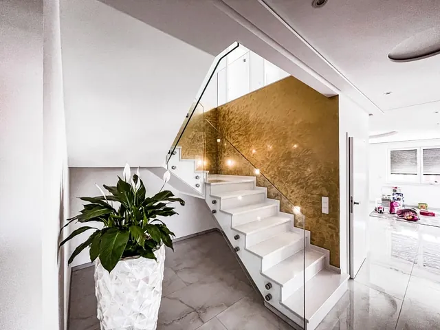 Modernes Treppengeländer aus Glas innen mit Edelstahlhandlauf