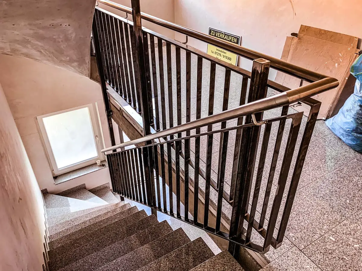 Treppengeländer aus Stahl mit Flachstabfüllung im Treppenhaus, Draufsicht